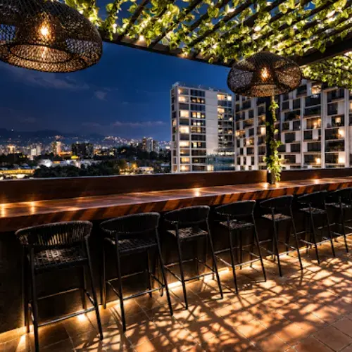 Terraza de Le Sommet iluminada de noche